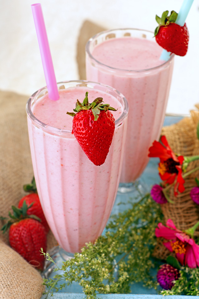 Simple Recipe for Strawberry Smoothie - Foxy Folksy